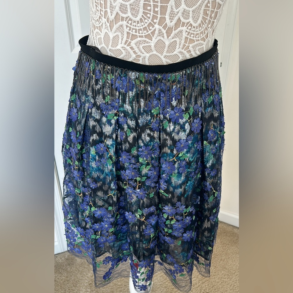 Brand new Elie Tahari skirt with silver chain accents at the waist band.
